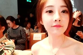 女主播衣服都要掉了