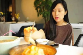无臂女主播杨莉